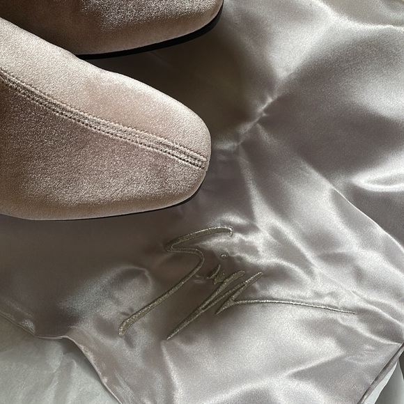 NIB Giuseppe Zanotti stunning pink velvet short booties - Picture 8 of 9